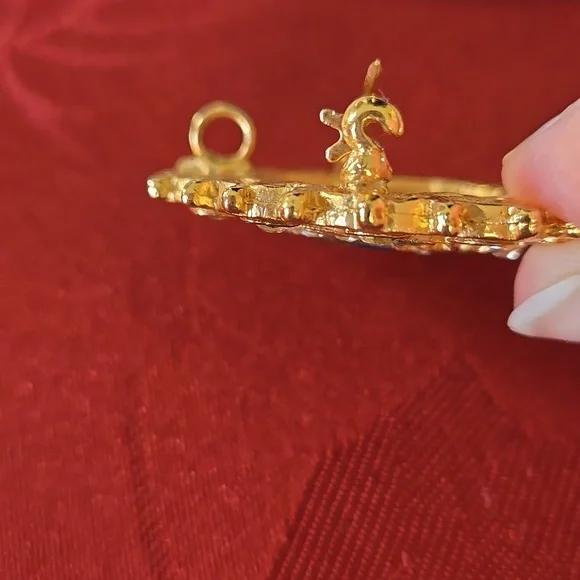 Beautiful Goldtone Menorah Brooch/ Pendant - Picture 4 of 4